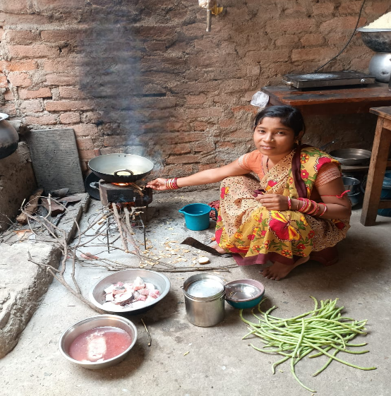 A household kitchen in the Koshal programme, photographed for meensou.com